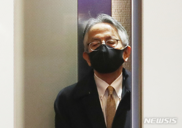 [서울=뉴시스] 김명원 기자 = 일본 정부가 일제강점기 조선인 징용 현장인 사도광산의 유네스코 세계문화유산 등재 추천을 강행한 지난달 28일 서울 종로구 외교부 청사로 아이보시 고이치 주한일본대사가 초치되고 있다. 과거 일본 최대 금 광산 중 하나였던 일본 니가타현에 소재한 사도광산은 일제강점기 당시 '군함도(하시마 탄광)'와 함께 조선인 강제 징용 현장 중 하나기도 했다. 태평양 전쟁 시기 1000~2000명의 조선인이 사도 금광에서 노역한 것으로 추정된다. 군함도는 앞서 2020년 6월 유네스코 세계문화유산으로 등재됐다. (공동취재사진) 2022.0.218. photo@newsis.com