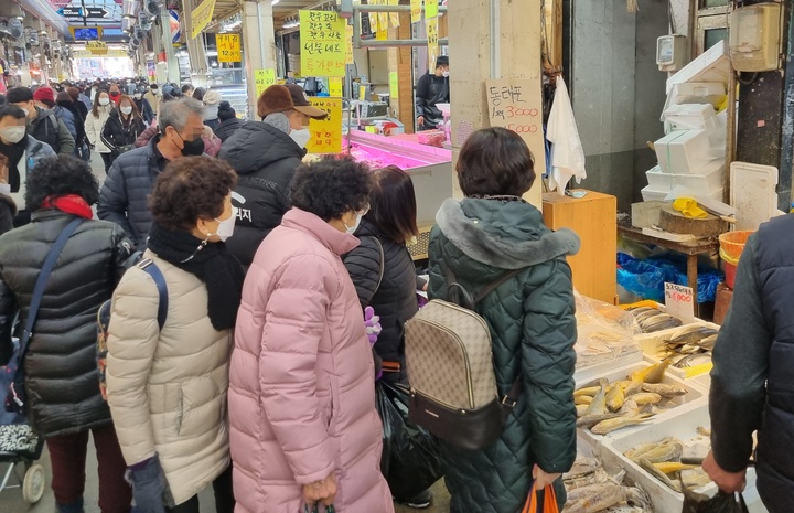 [청주=뉴시스] 안성수 기자 = 지난달 29일 오전 10시 충북 청주 육거리시장은 설 준비를 위해 발걸음을 옮긴 인파들로 북적이고 있다. 2022.01.29. hugahn@newsis.com *재판매 및 DB 금지