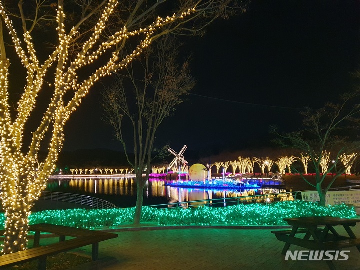 [울산=뉴시스] 울산대공원 빛 축제