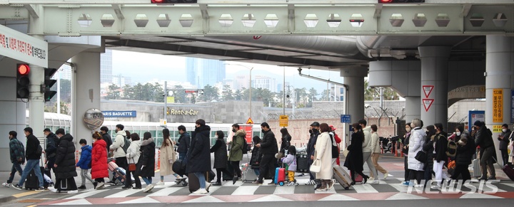 [제주=뉴시스] 양영전 기자 = 설 연휴가 시작된 29일 오전 제주국제공항에서 관광객들이 발걸음을 옮기고 있다. 제주도관광협회는 이날부터 오는 2월2일까지 닷새간 연휴 동안 약 21만명이 제주를 찾을 것으로 전망했다. 2022.01.29. 0jeoni@newsis.com 