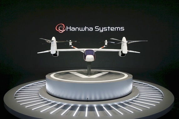 [서울=뉴시스] 한화시스템 전기식 수직 이착륙 항공기(eVTOL) ‘버터플라이’ 모형. (사진=한화그룹 제공) *재판매 및 DB 금지