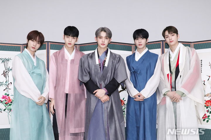 [서울=뉴시스] 투모로우바이투게더. 2022.01.29. (사진= 빅히트 뮤직 제공) photo@newsis.com*재판매 및 DB 금지