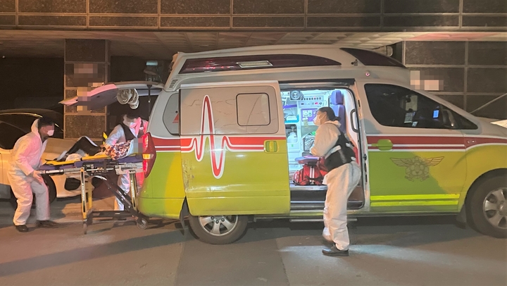 [청주=뉴시스] 임선우 기자 = 28일 충북 청주시 흥덕구 한 원룸에서 아사 직전의 40대 여성이 긴급 구조되고 있다. (사진=독자 제공) photo@newsis.com *재판매 및 DB 금지