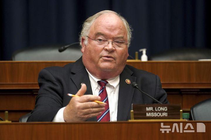 [워싱턴=AP/뉴시스] 도널드 트럼프 미국 대통령 당선인이 4일(현지시각) 국세청장 후보로 지명한 빌리 롱 전 공화당 하원의원(미주리). (사진=뉴시스DB) 2024.12.05.