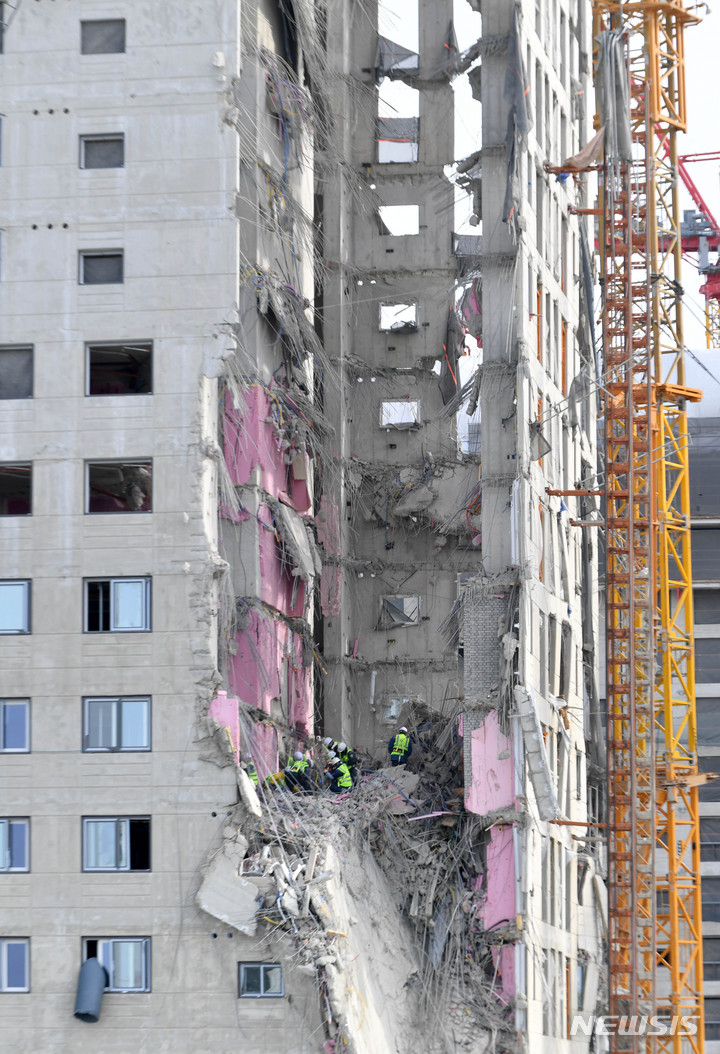 [광주=뉴시스] 변재훈 기자 = 광주 서구 화정동 HDC현대산업개발 신축 아파트 현장 붕괴 사고 19일째인 29일 오전 구조 당국 관계자들이 외벽만 앙상하게 남은 201동 건물에서 철근·콘크리트 잔해물을 제거하고 있다. 2022.01.29. wisdom21@newsis.com