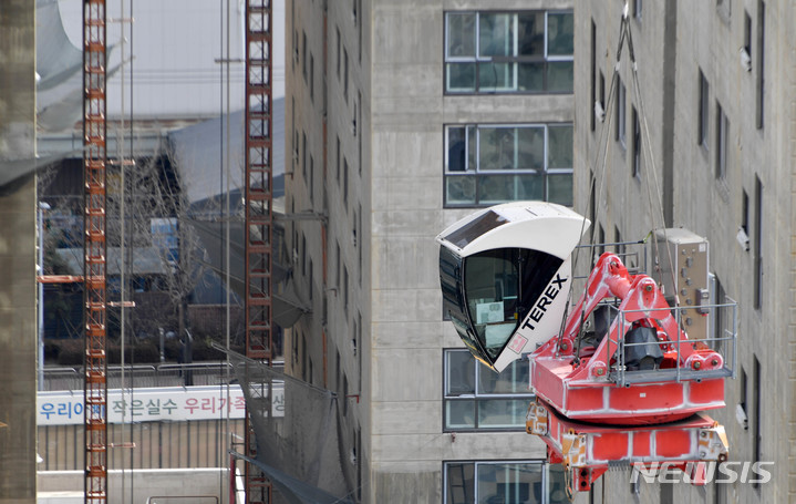 [광주=뉴시스] 변재훈 기자 = 광주 서구 화정동 HDC현대산업개발 신축 아파트 현장 붕괴 사고 19일째인 29일 오전 무너진 201동 건물에 비스듬히 기댄 채 구조 위험 요인으로 꼽혔던 140m 높이 타워 크레인 조종탑이 해체 직후 지상으로 내려오고 있다. 2022.01.29. wisdom21@newsis.com