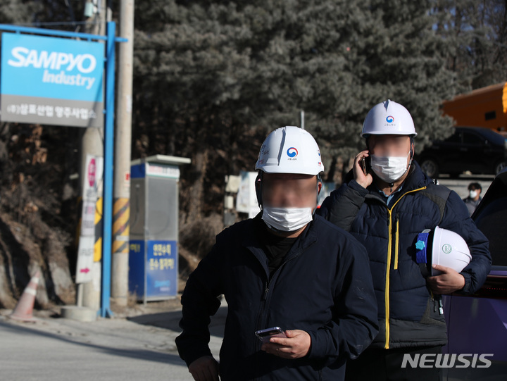 [양주=뉴시스] 조수정 기자 = 지난 1월29일 경기 양주시 은현면 도하리 삼표산업 양주사업소 석재채취장에서 발생한 토사 붕괴사고 현장에 고용노동부 특별사법경찰관 근로감독관이 도착해 있다. 이날 오전 10시 8분께 골재채취 작업 중 토사가 무너져내리며 작업자 3명이 매몰됐고 그 중 1명이 숨진채 발견돼 3시 6분께 시신을 수습, 병원으로 이송했다. 2022.01.29. chocrystal@newsis.com