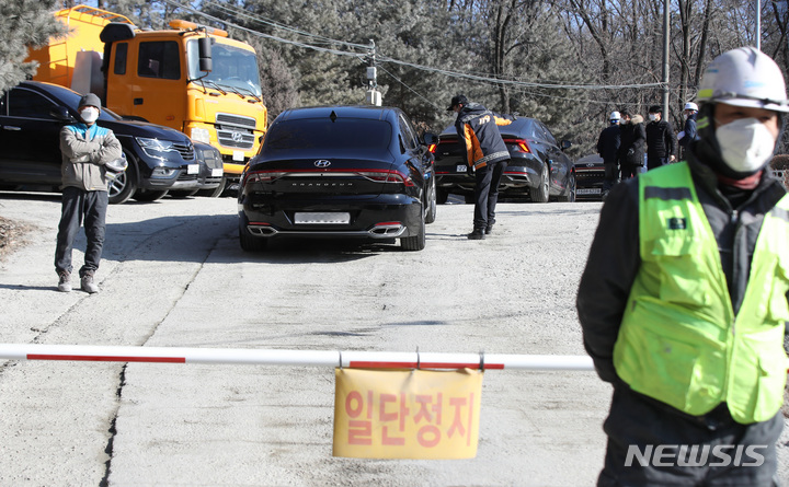 [양주=뉴시스] 조수정 기자 = 지난 29일 경기 양주시 은현면 도하리 삼표산업 양주사업소 석재채취장에서 발생한 토사 붕괴사고 현장에서 업체 관계자들이 진입을 통제하고 있다. 2022.01.29. chocrystal@newsis.com
