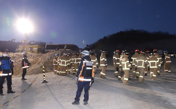 [양주=뉴시스] 조수정 기자 = 중대재해처벌법 시행 이틀째인 29일 경기 양주시 은현면 도하리 삼표산업 양주사업소 석재채취장에서 발생한 토사 붕괴사고 현장에서 소방 구조대원 등이 실종자 수색을 하고 있다. 이날 오전 10시 8분께 골재채취 작업 중 토사가 무너져내리며 작업자 3명이 매몰됐고 그 중 두명을 구조했으나 사망했다. (사진=경기북부소방재난본부 제공)2022.01.29. chocrystal@newsis.com *재판매 및 DB 금지