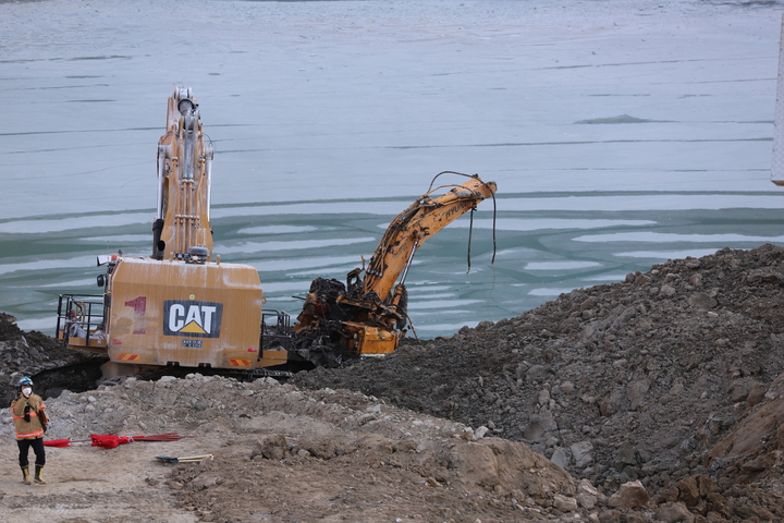 [양주=뉴시스] 조수정 기자 = 중대재해처벌법 시행 이틀째인 29일 경기 양주시 은현면 도하리 삼표산업 양주사업소 석재채취장에서 발생한 토사 붕괴사고 현장에서 소방 구조대원 등이 실종자 수색을 하고 있다. 이날 오전 10시 8분께 골재채취 작업 중 토사가 무너져내리며 작업자 3명이 매몰됐고 그 중 두명을 구조했으나 사망했다. (사진=경기북부소방재난본부 제공)2022.01.29. chocrystal@newsis.com *재판매 및 DB 금지