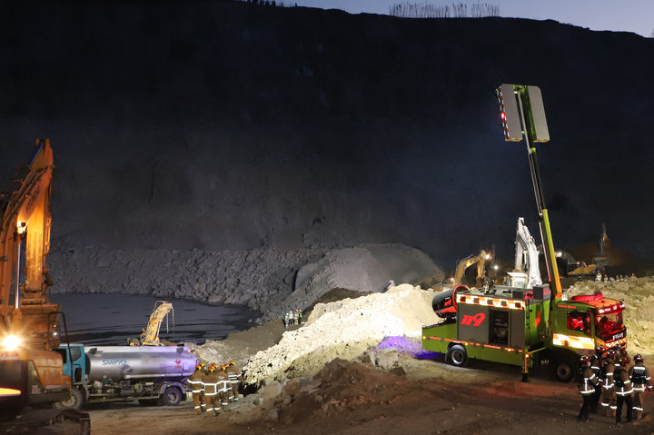 [양주=뉴시스] 조수정 기자 = 중대재해처벌법 시행 이틀째인 지난 1월29일 경기 양주시 은현면 도하리 삼표산업 양주사업소 석재채취장에서 발생한 토사 붕괴사고 현장에서 소방 구조대원 등이 실종자를 찾기 위해 야간 수색을 하고 있다. (사진=경기북부소방재난본부 제공)2022.01.29. chocrystal@newsis.com *재판매 및 DB 금지