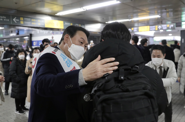 [서울=뉴시스] 전신 기자 = 윤석열 국민의힘 대선 후보가 설 연휴 첫날인 29일 서울 강남역을 찾아 시민들과 인사하며 기념촬영하고 있다. (사진=국민의힘 선대본 제공) 2022.01.29. photo@newsis.com *재판매 및 DB 금지