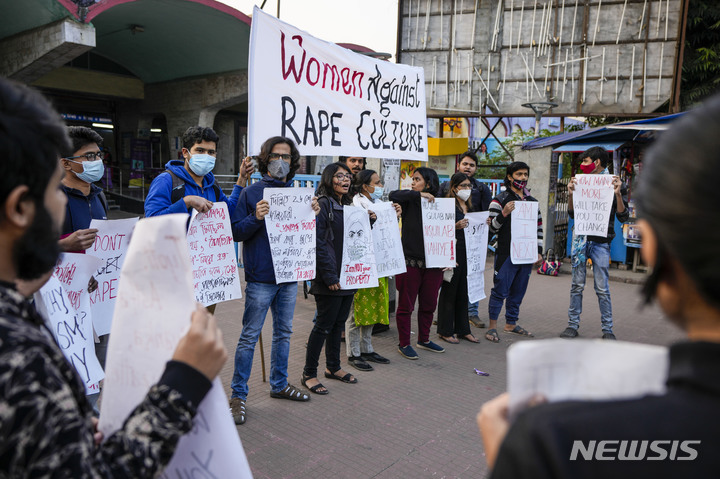[콜카타(인도)=AP/뉴시스]지난 1월29일 인도 콜카타에서 여대생들이 한 여학생이 집단 성폭행당한 것에 항의하는 시위를 벌이고 있다. 인도에서는 남성 4명에게 집단 성폭행당한 13살 소녀가 도움을 요청하려고 경찰에 신고하려다 경찰에게 다시 성폭행을 당하는 사건이 벌어져 충격을 주고 있다. 2022.5.6