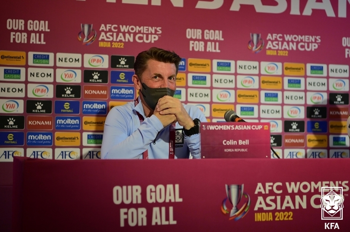 [서울=뉴시스] 조수정 기자 = 29일(한국시간) 인도 푸네 시리시브 차트라파티 스포츠종합타운에서 여자A대표팀 2022 아시아축구연맹(AFC) 여자아시안컵 8강전 한국 대 호주 경기에 앞서 콜린벨 감독이 공식 기자회견을 하고 있다. (사진=대한축구협회 제공)2022.01.29. photo@newsis.com *재판매 및 DB 금지
