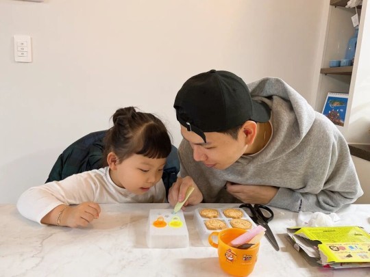 임신 홍현희, '아빠모드' 제이쓴 다정한 사진 공개