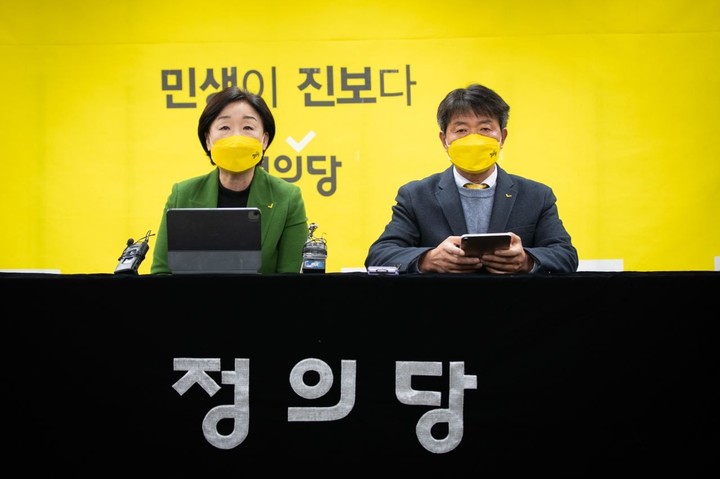 [서울=뉴시스] 심상정 정의당 대선 후보는 30일 서울 여의도 당사에서 열린 양자 토론 관련 대선전략위원회 긴급회의에 참석했다. 2022.01.30. (사진=정의당 제공)