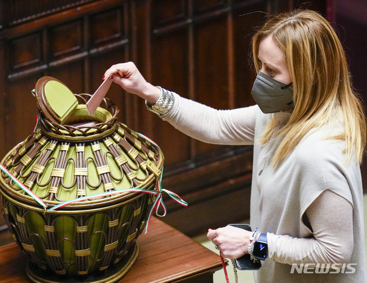 [로마=AP/뉴시스]죠르쟈 멜로니 이탈리아 형제당 당수가 지난 1월29일 의회에서 대통령 선거 투표를 하고 있다. 2022.1.29.