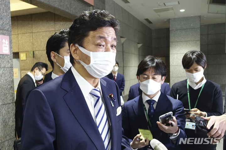 [도쿄(일본)=AP/뉴시스]지난 1월 30일 일본 도쿄 방위성에서 기시 노부오 방위상이 기자들에게 발언하고 있다. 2022.03.17.