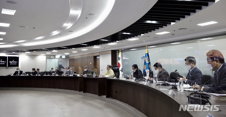 [서울=뉴시스] 문재인 대통령이 30일 오전 청와대 국가위기관리센터에서 북한의 중거리 탄도미사일 발사와 관련해 국가안전보장회의(NSC)를 주재하고 있다. (사진=청와대 제공) 2022.01.30. photo@newsis.com