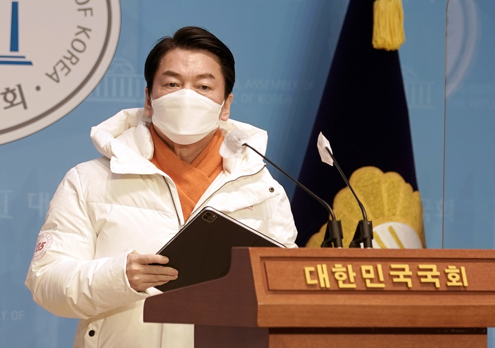 [서울=뉴시스] 전신 기자 = 안철수 국민의당 대선 후보가 30일 서울 여의도 국회 소통관에서 긴급 기자회견을 마친 후 나서고 있다. (사진=국민의당 제공) 2022.01.30. photo@newsis.com *재판매 및 DB 금지