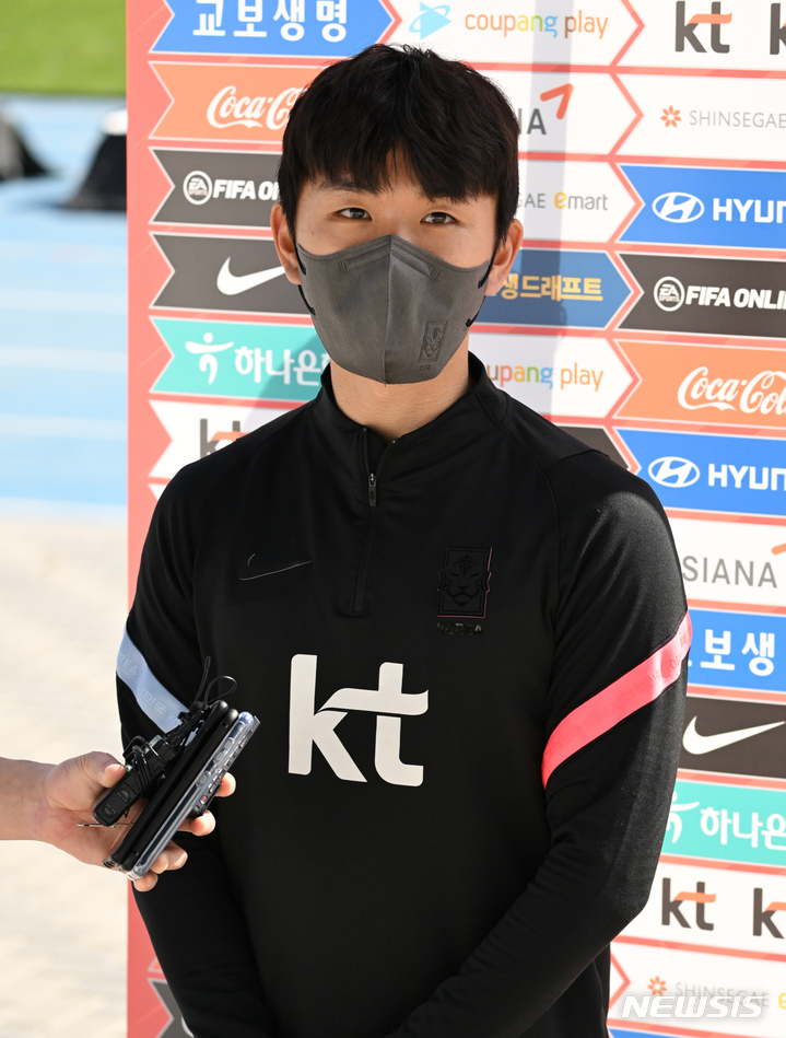 [두바이(아랍에미리트)=뉴시스] 배훈식 기자 = 대한민국 국가대표 황인범이 30일 오전 아랍에미리트 두바이 폴리스 오피서즈 클럽에서 2022 카타르 월드컵 최종예선 시리아 전을 앞두고 인터뷰를 하고 있다. 2022.01.30. dahora83@newsis.com