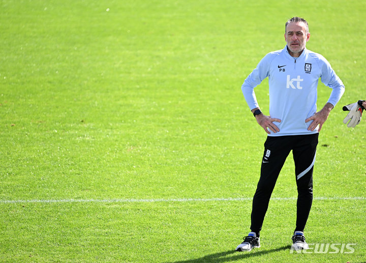 [두바이(아랍에미리트)=뉴시스] 배훈식 기자 = 파울루 벤투 대한민국 국가대표팀 감독이 30일 오전 아랍에미리트 두바이 폴리스 오피서즈 클럽에서 2022 카타르 월드컵 최종예선 시리아 전을 앞두고 훈련하는 선수들을 바라보고 있다. 2022.01.30. dahora83@newsis.com