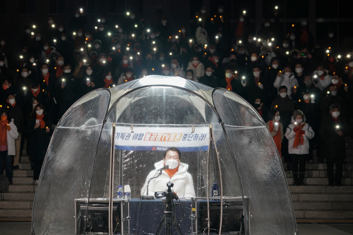 [서울=뉴시스] 전신 기자 = 안철수 국민의당 대선 후보가 30일 서울 여의도 국회 본관 앞에서 양자 담합 토론 규탄 철야농성을 하고 있다. (사진=국민의당 제공) 2022.01.30. photo@newsis.com *재판매 및 DB 금지