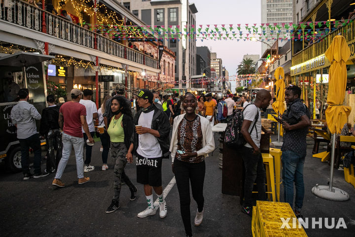 [케이프타운=신화/뉴시스] 남아프리카공화국 케이프타운 한복판에 위치한 '롱 스트리트 마켓' 거리가 인파로 붐비고 있다. 자료사진. 2026.03.18 