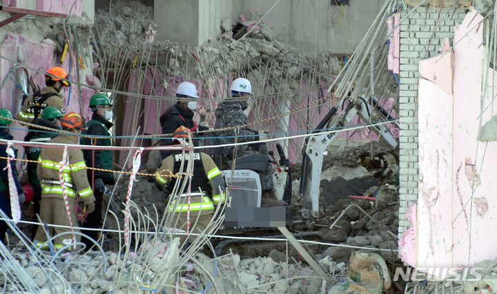 [광주=뉴시스] 류형근 기자 = 광주 서구 화정동 현대산업개발 신축 아파트 붕괴 사고 21일째인 31일 오전 소방대원과 작업자들이 굴삭기 등을 이용해 실종자 수색작업을 하고 있다. 2022.01.31. hgryu77@newsis.com