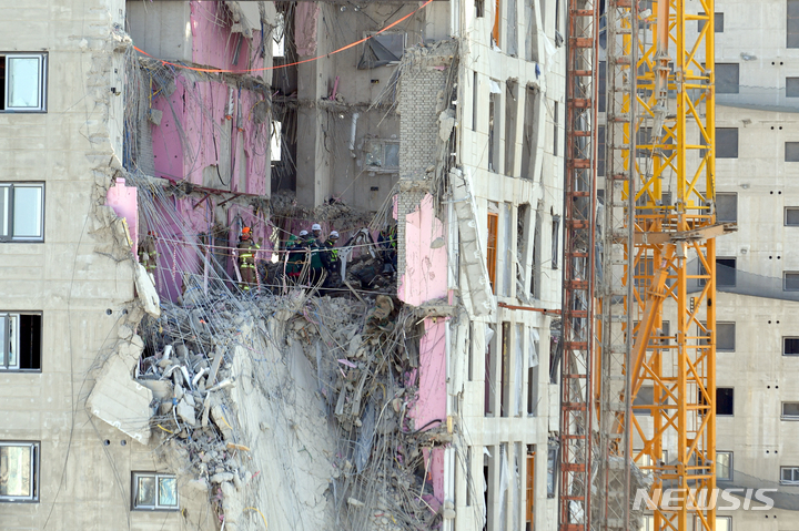 [광주=뉴시스] 류형근 기자 = 광주 서구 화정동 현대산업개발 신축 아파트 붕괴 사고 21일째인 31일 오전 소방대원과 작업자들이 굴삭기 등을 이용해 실종자 수색작업을 하고 있다. 2022.01.31. hgryu77@newsis.com