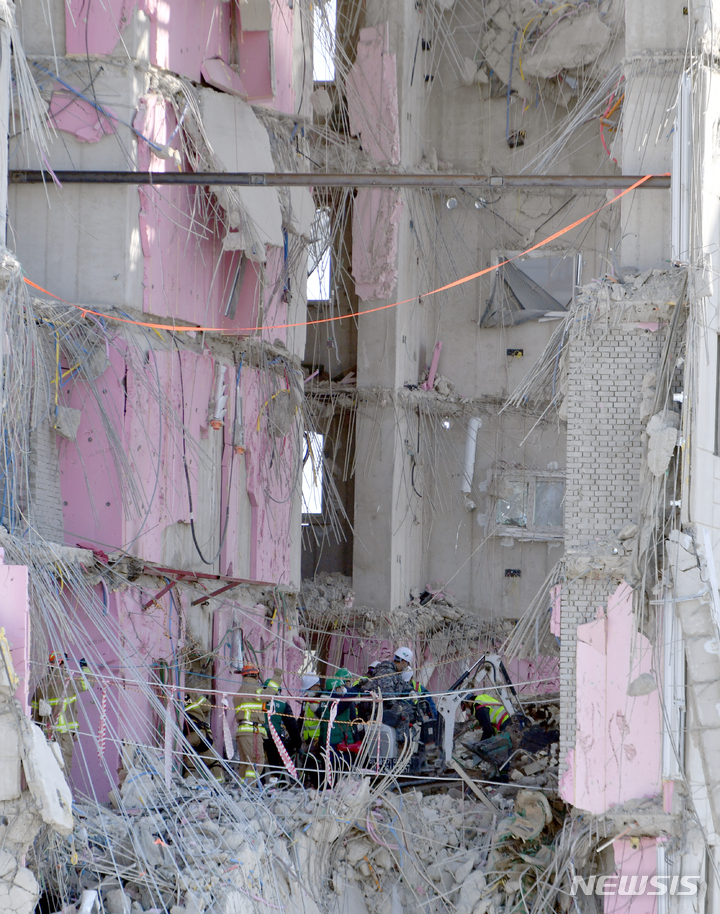 [광주=뉴시스] 류형근 기자 = 광주 서구 화정동 현대산업개발 신축 아파트 붕괴 사고 21일째인 31일 오전 소방대원과 작업자들이 굴삭기 등을 이용해 실종자 수색작업을 하고 있다. 2022.01.31. hgryu77@newsis.com