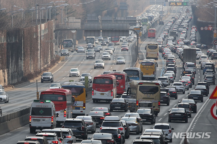 [서울=뉴시스] 서울 서초구 잠원IC에서 바라본 경부고속도로 하행선(오른쪽)이 차량들로 붐비고 있다. (사진=뉴시스 DB). photo@newsis.com