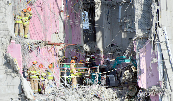 [광주=뉴시스] 류형근 기자 = 광주 서구 화정동 현대산업개발 신축 아파트 붕괴 사고 21일째인 31일 오후 소방대원과 작업자들이 굴삭기 등을 이용해 실종자 수색작업을 하고 있다. 2022.01.31. hgryu77@newsis.com