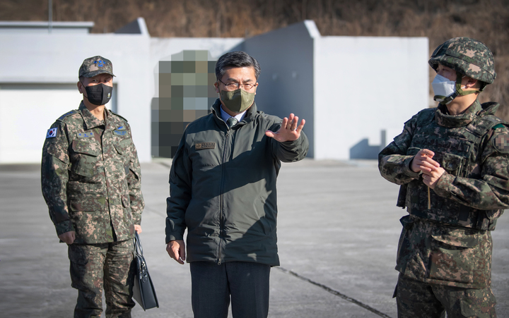 [서울=뉴시스] 권창회 기자 = 서욱 국방부장관이 31일 오전 육군 미사일사령부를 방문해 미사일 대응능력과 대비태세를 점검하고 있다.(사진=국방부 제공) 2022.01.31. photo@newsis.com *재판매 및 DB 금지