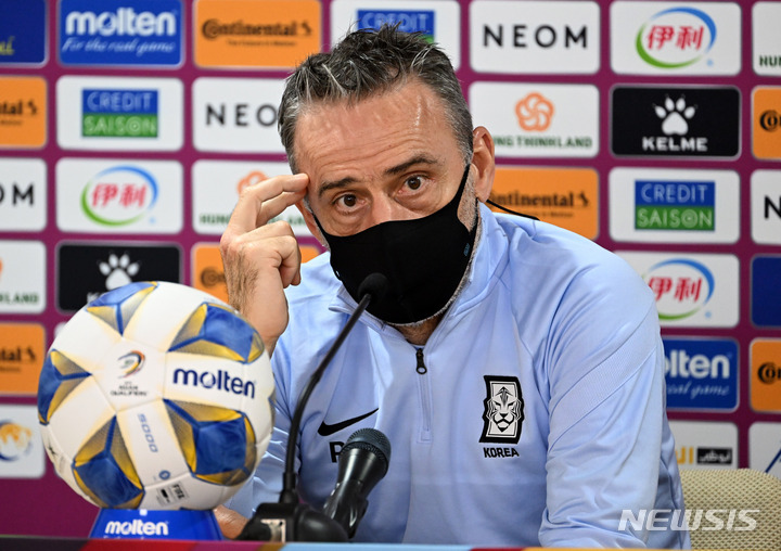 [두바이(아랍에미리트)=뉴시스] 배훈식 기자 = 파울루 벤투 대한민국 축구 국가대표팀 감독이 31일 오후 아랍에미리트 두바이 라쉬드 스타디움에서 2022 카타르 월드컵 최종예선 시리아 전을 앞두고 기자회견을 하고 있다. 2022.01.31. dahora83@newsis.com