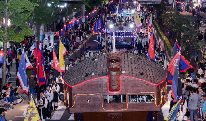 여수거북선축제 중 통제영 길놀이가 진행되고 있다. 여수시 제공  *재판매 및 DB 금지