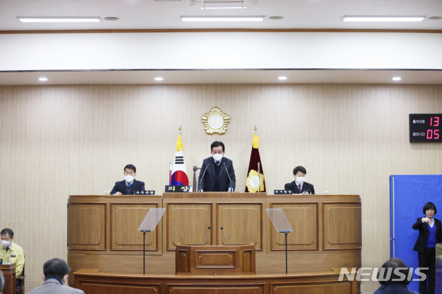 [통영=뉴시스] 신정철 기자= 경남 통영시가 시 승격이후 처음으로 시민 12만 6500명에게 1인당 10만원의 재난지원금을 자체 시 예산으로 오는 3월 중으로 지급할 방침이다. 사진은 자체 재난지원금에 필요한 ‘긴급재난지원금 지급 조례 일부개정안’이 지난달 18일 시의회 상임위를 통과하는 모습이다.(사진=뉴시스DB).2022.02.01. sin@newsis.com