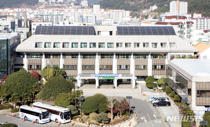 [통영=뉴시스] 신정철 기자= 경남 통영시가 시 승격이후 처음으로 시민 12만 6500명에게 1인당 10만원의 재난지원금을 자체 시 예산으로 오는 3월 중으로 지급할 방침이다.사진은 통영시청 전경.(사진=뉴시스DB).2022.02.01. sin@newsis.com