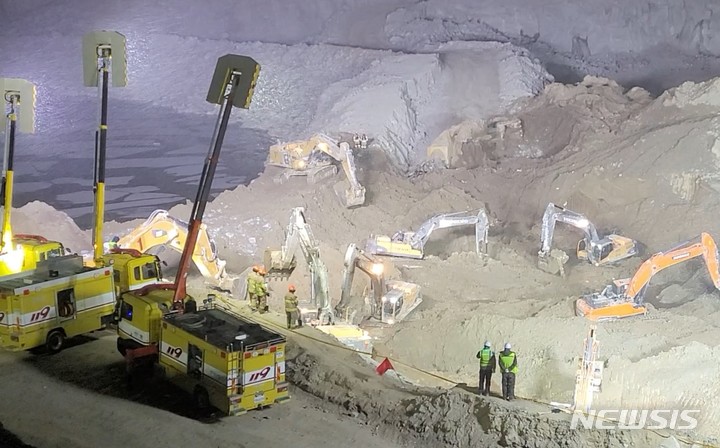 [양주=뉴시스] 지난 2022년 2월 1일 경기 양주시 은현면 삼표산업 채석장 토사 붕괴 매몰사고 현장에서 소방 등이 실종자 수색작업을 진행하고 있다. (사진=경기북부소방재난본부 제공)