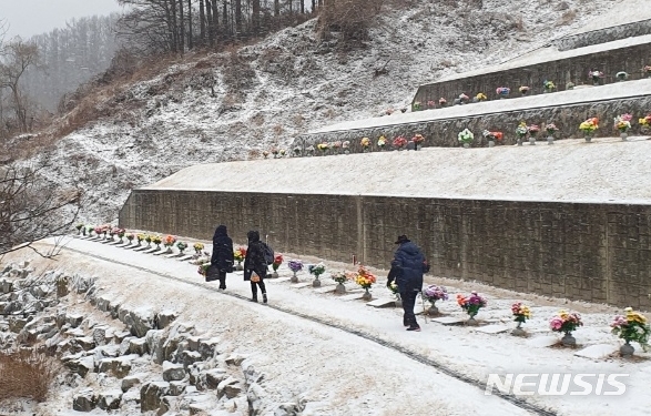 [청주=뉴시스] 조성현 기자 = 설 당일인 1일 오전 충북 청주시 상당구 월오동 목련공원에 눈이 내리고 있다. 2022.02.01. jsh0128@newsis.com 