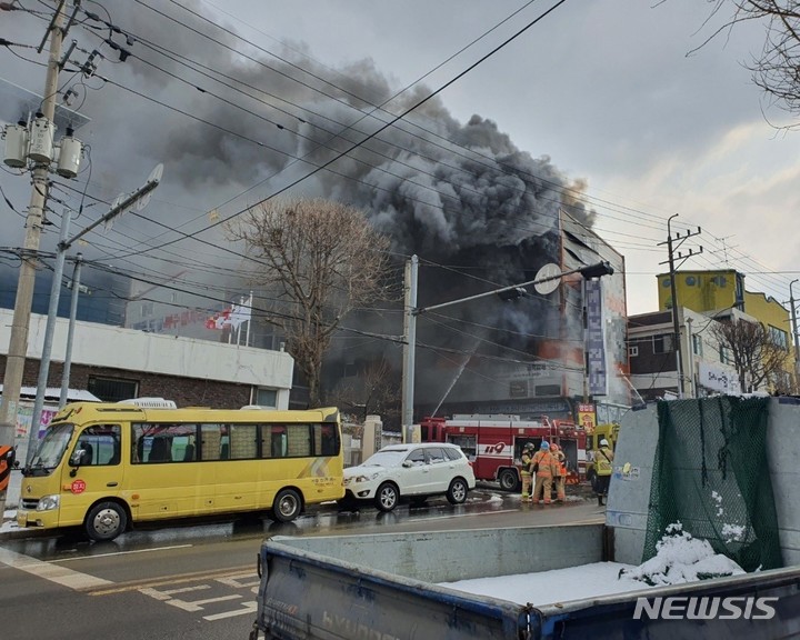 [인천=뉴시스] 이루비 기자 = 1일 오후 1시께 인천 부평구 갈산동의 한 자동차 정비공장에서 불이 났다. 2022.02.01 ruby@newsis.com