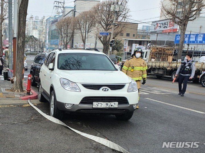 [인천=뉴시스] 이루비 기자 = 1일 오후 인천 부평구 갈산동의 한 자동차 정비공장에서 불이 났다. 소화전 주변에 불법 주정차한 차량 때문에 화재 진화작업에 어려움을 겪고 있다. 2022.02.01. ruby@newsis.com