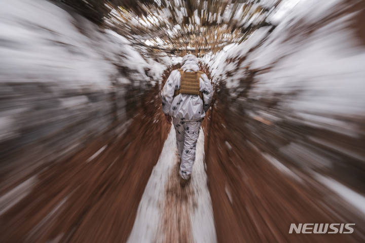 [도네츠크=AP/뉴시스] 지난달 31일(현지시간) 우크라이나 군인이 동부 도네츠크지역 최전방 진지에서 참호를 걷고 있다. 2022.02.03.