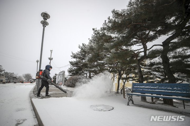 [파주=뉴시스] 정병혁 기자 = 눈이 내린 지난 1일 오전 경기 파주시 임진각에서 관계자들이 눈을 치우고 있다. 2022.02.01 jhope@newsis.com