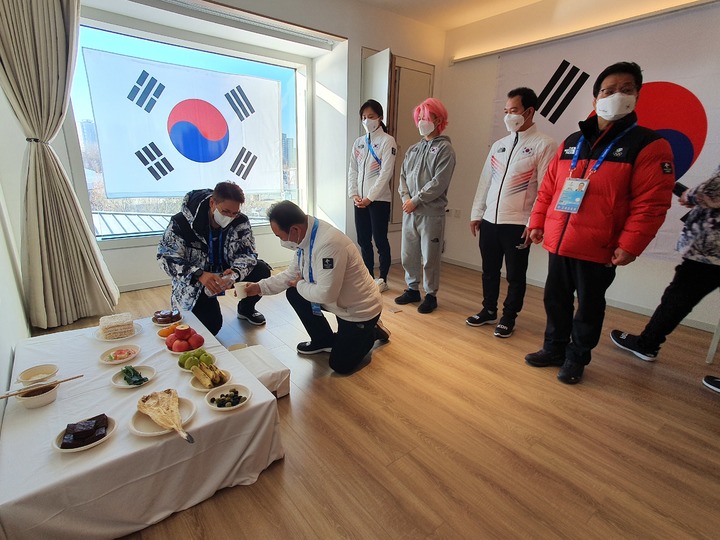 [서울=뉴시스] 정병혁 기자 = 베이징 동계올림픽에 출전한 대한민국 선수단이 설날인 1일 베이징 올림픽 선수촌에서 차례를 지내고 있다.(사진=대한체육회 제공) 2022.02.01. photo@newsis.com *재판매 및 DB 금지