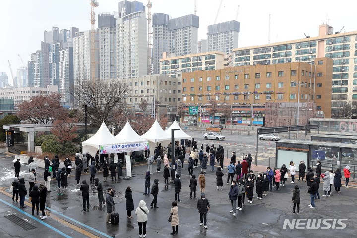 [서울=뉴시스] 백동현 기자 = 지난 1일 오후 서울 서초구 고속터미널역 임시선별검사소에서 시민들이 검사를 받기 위해 대기하고 있다. 2022.02.02. livertrent@newsis.com