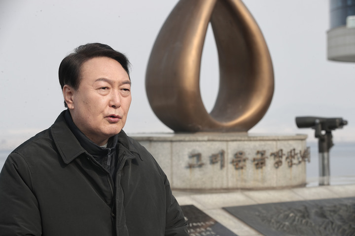 [서울=뉴시스] 최동준 기자 = 윤석열 국민의힘 대선 후보가 1일 인천 강화평화전망대를 방문해 발언하고 있다. (사진=국민의힘 선대위 제공) 2022.02.01. photo@newsis.com *재판매 및 DB 금지