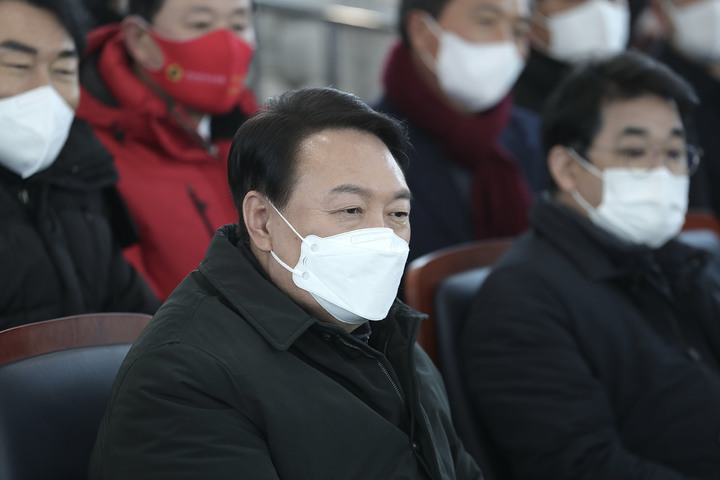 [서울=뉴시스] 최동준 기자 = 윤석열 국민의힘 대선 후보가 1일 인천 강화평화전망대를 방문하고 있다. (사진=국민의힘 선대위 제공) 2022.02.01. photo@newsis.com *재판매 및 DB 금지