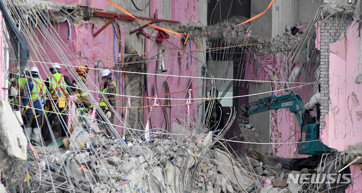 [광주=뉴시스] 변재훈 기자 = 광주 서구 현대산업개발 신축 붕괴 22일째이자 설날인 1일 오후 무너진 201동 건물 내 29층에서 구조 당국이 소형 굴삭기로 잔해물을 제거하며 수색 작업을 펼치고 있다. 2022.02.01. wisdom21@newsis.com