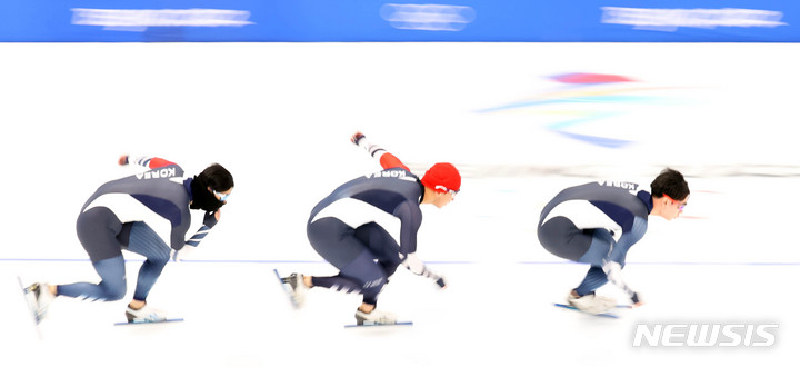 [베이징(중국)=뉴시스] 고범준 기자 = 스피드 스케이팅 김민석, 김준호, 박성현이 1일 오후 베이징 국립 스피드 스케이팅 오벌에서 2022 베이징동계올림픽대회를 앞두고 훈련을 하고 있다. 2022.02.01. bjko@newsis.com
